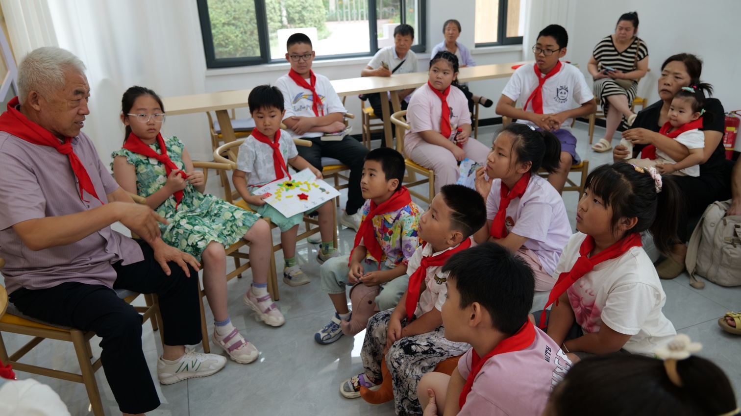 1754013166524694.jpg 元宝山区平庄城区街道锦山社区关工委举办“听红色故事,做红色传人”8.1建军节纪念活动照片1_副本.jpg