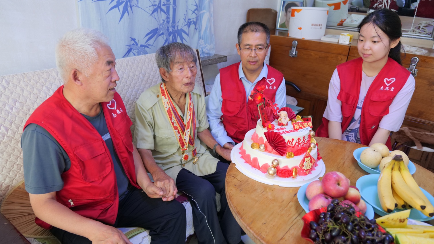 1754017688607324.jpg 元宝山区草原蓝哈达协会关工委“九秩老兵首尝生日甜”活动照片1_副本.jpg