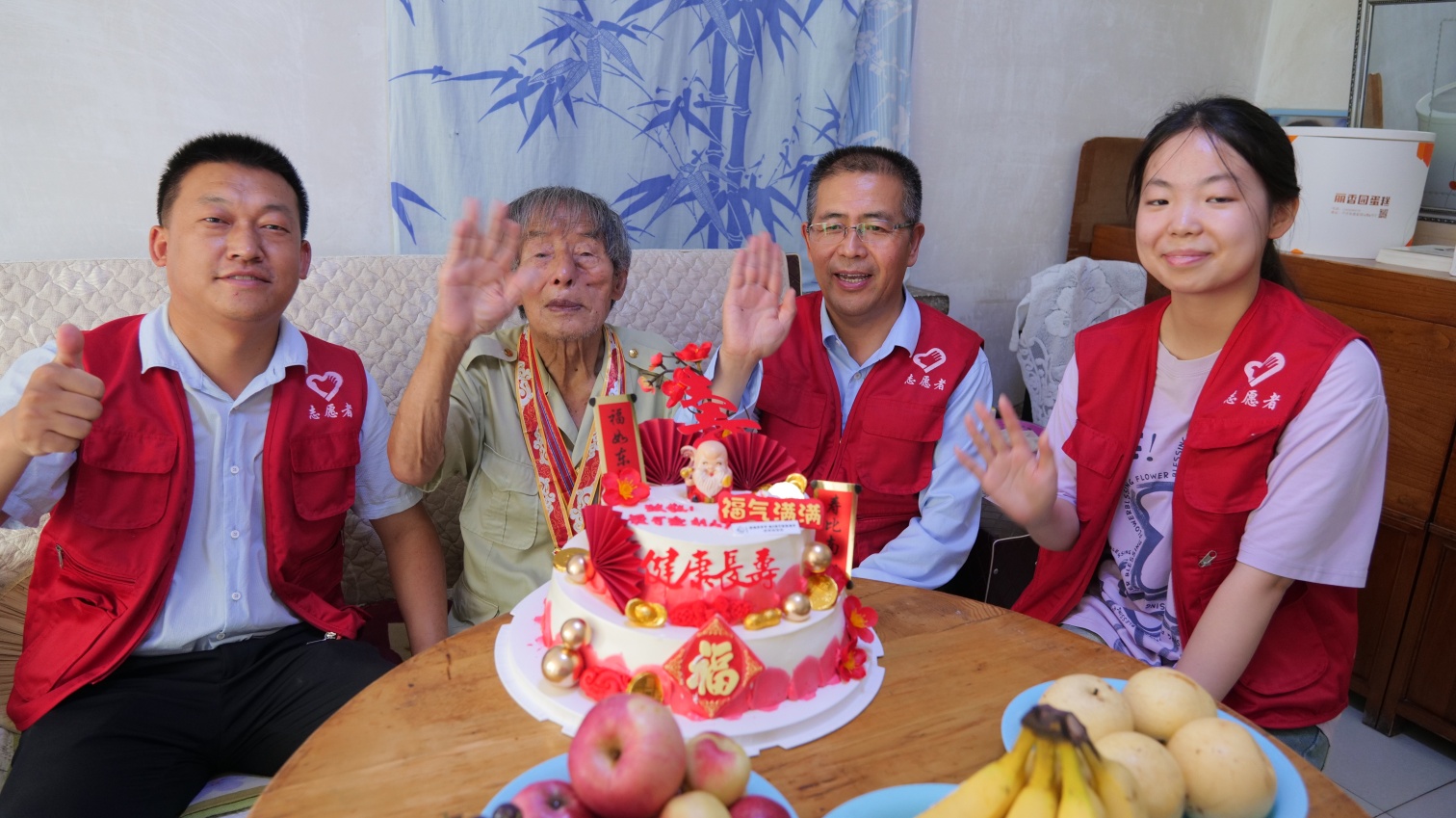 1754017834642316.jpg 元宝山区草原蓝哈达协会关工委“九秩老兵首尝生日甜”活动照片2_副本.jpg