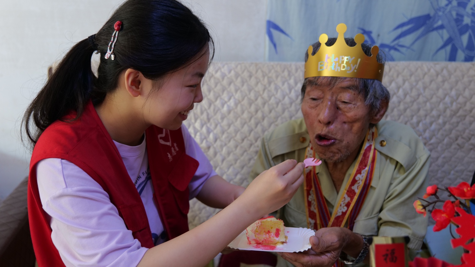 1754017862502294.jpg 元宝山区草原蓝哈达协会关工委“九秩老兵首尝生日甜”活动照片4_副本.jpg