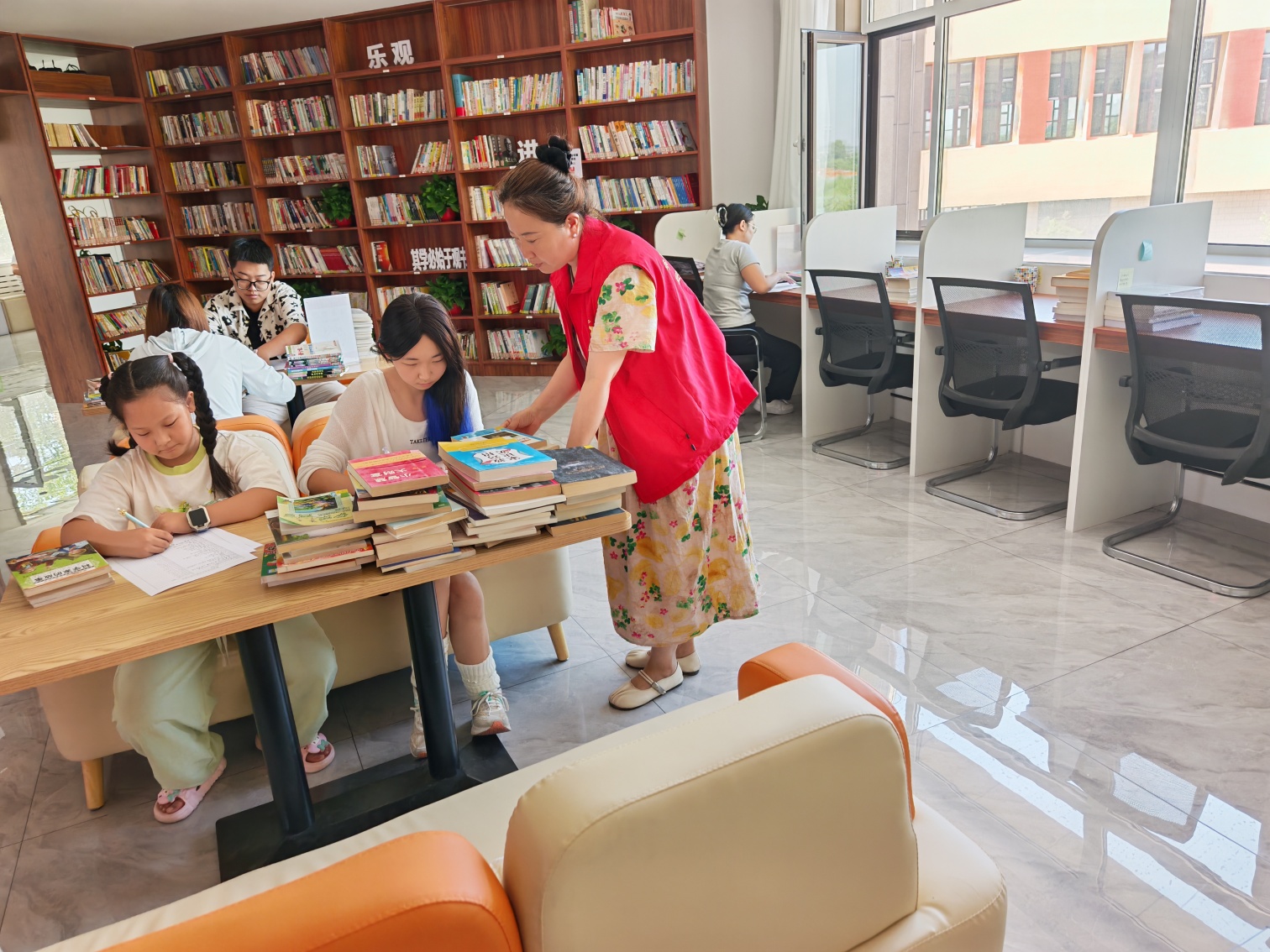 1754614348960932.jpg 元宝山区西城街道新景四季东社区”书韵润假期,智汇成长路“活动照片2_副本.jpg