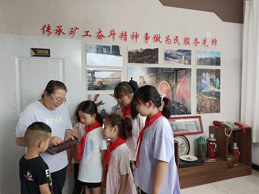 1755159023595066.jpg 元宝山区城区街道太阳神社区:感悟矿工精神 传承红色基因活动照片4_副本.jpg