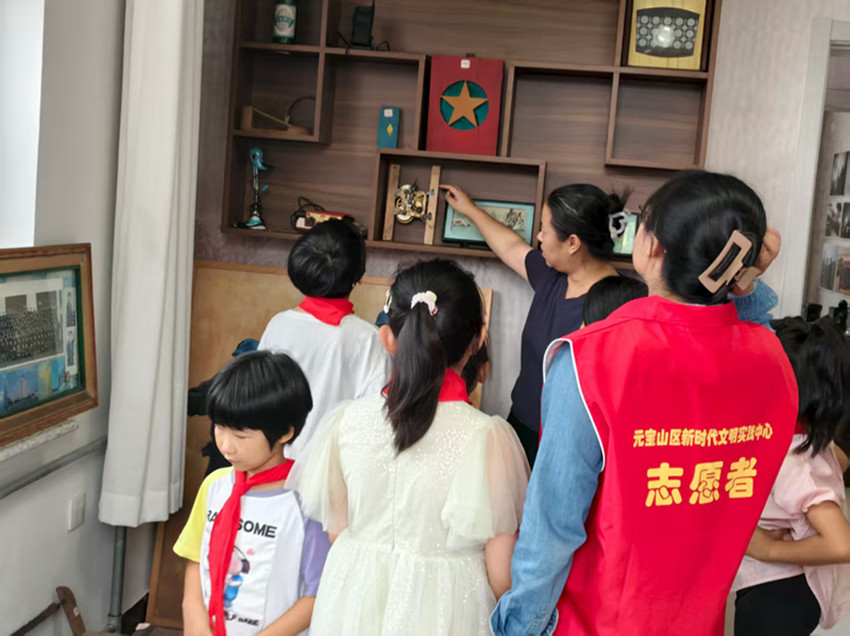 1755159077214317.jpg 元宝山区城区街道太阳神社区:感悟矿工精神 传承红色基因活动照片5_副本.jpg