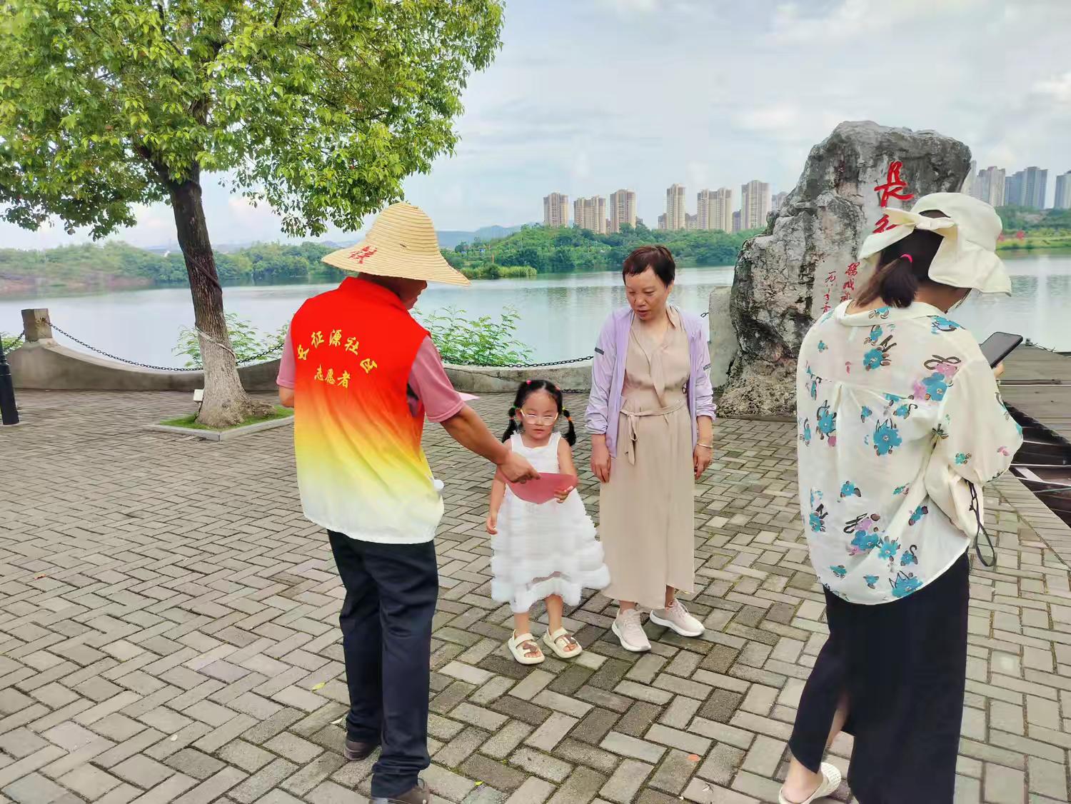 1755243342980741.jpg 组织“五老”人员发放宣传单.jpg