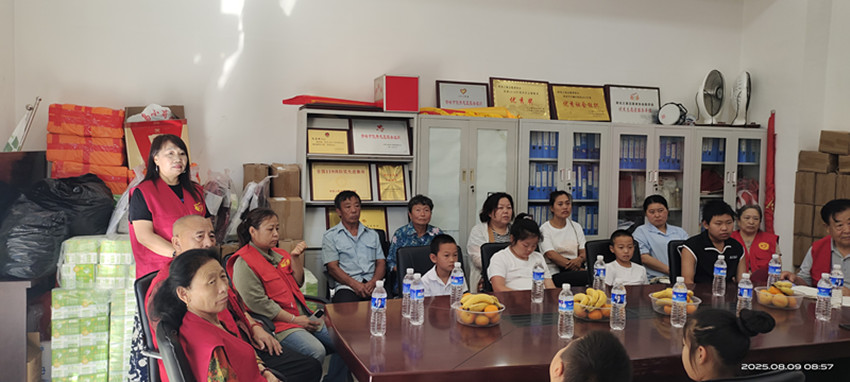 1755243876937548.jpg 元宝山区平庄城区街道星海社区关工委为困境生助学活动座谈会照片2_副本.jpg