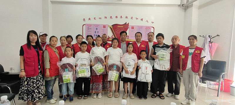 1755243900624634.jpg 元宝山区平庄城区街道星海社区关工委为困境生助学活动座谈会照片11_副本.jpg