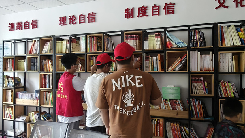 1755678745947880.jpg 元宝山区西城街道宝山仕家社区关工委小小志愿者,服务进社区活动照片5_副本.jpg