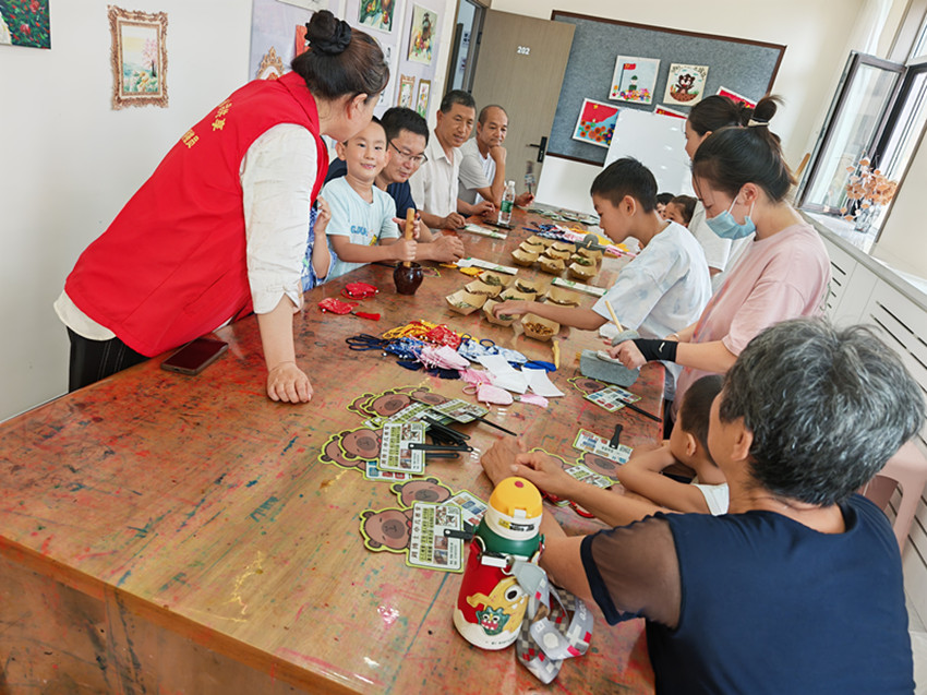 1756091758166401.jpg 元宝山区西城街道新景四季东社区“四季邻里融医暖 香囊巧制蕴亲情”活动照片2_副本.jpg