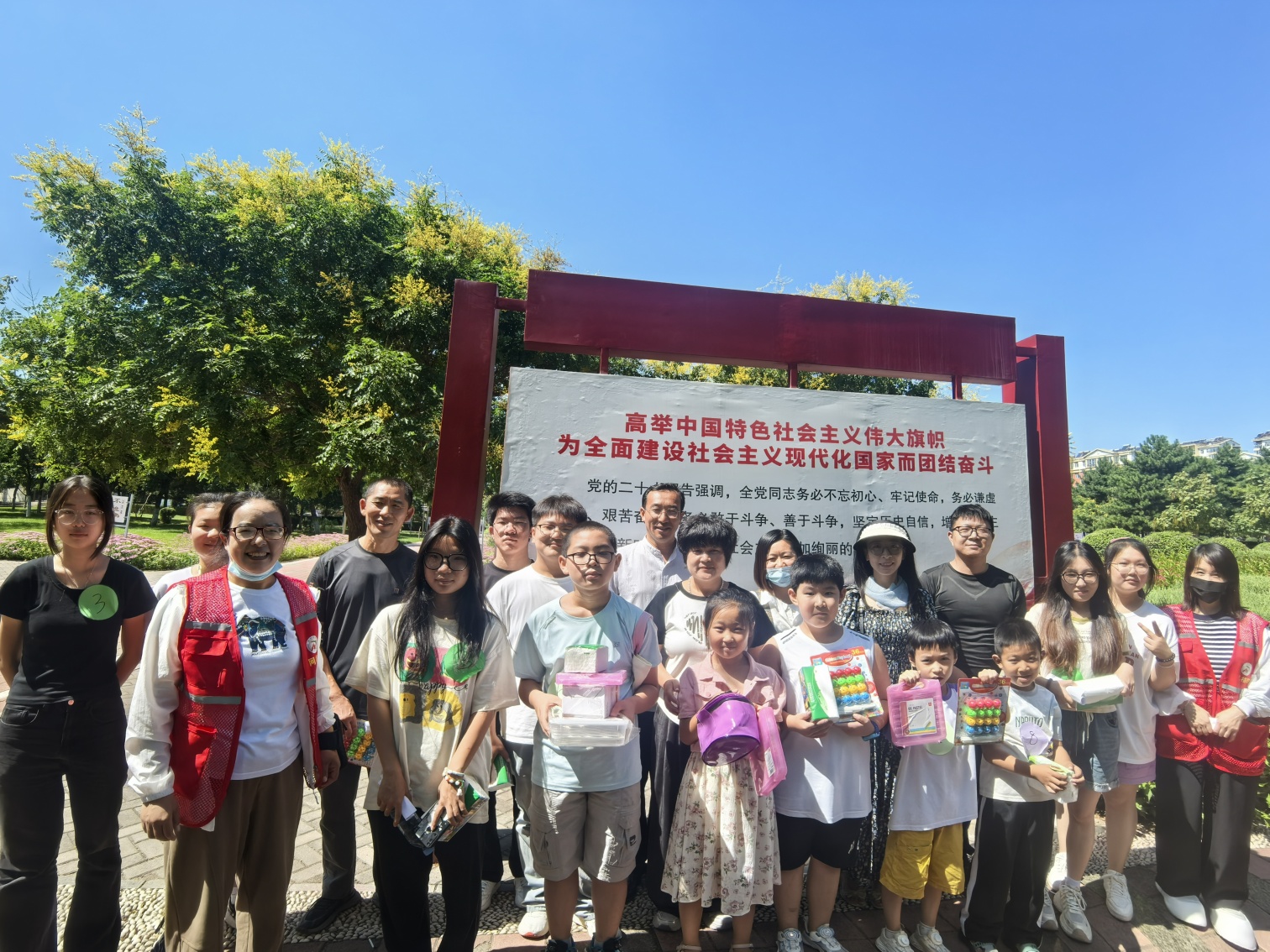 1756436834776048.jpg 元宝山区西城街道王府社区关工委暑期亲子运动会照片7_副本.jpg