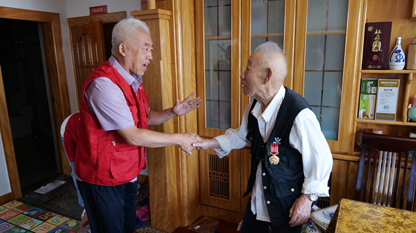 1756535356842720.jpg 元宝山区草原蓝哈达协会关工委陪抗美援朝老兵过七夕活动照片4_副本.jpg