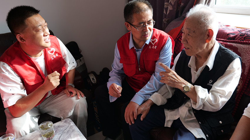 1756535400921575.jpg 元宝山区草原蓝哈达协会关工委陪抗美援朝老兵过七夕活动照片1_副本.jpg