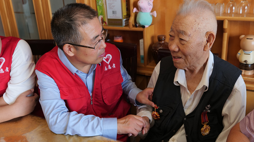 1756535497718221.jpg 元宝山区草原蓝哈达协会关工委陪抗美援朝老兵过七夕活动照片3_副本.jpg