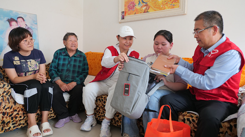 元宝山区草原蓝哈达协会书包载爱暖童心活动照片3_副本.jpg