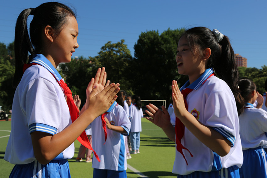1756798546344777.jpg 元宝山区草原蓝哈达协会新天地社区关工委红色童谣活动照片3_副本.jpg