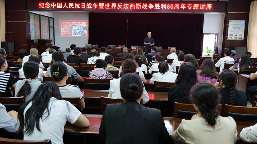元宝山区关工委、草原蓝哈达协会关工委举办纪念抗战胜利80周年专题讲座活动照片1_副本.jpg