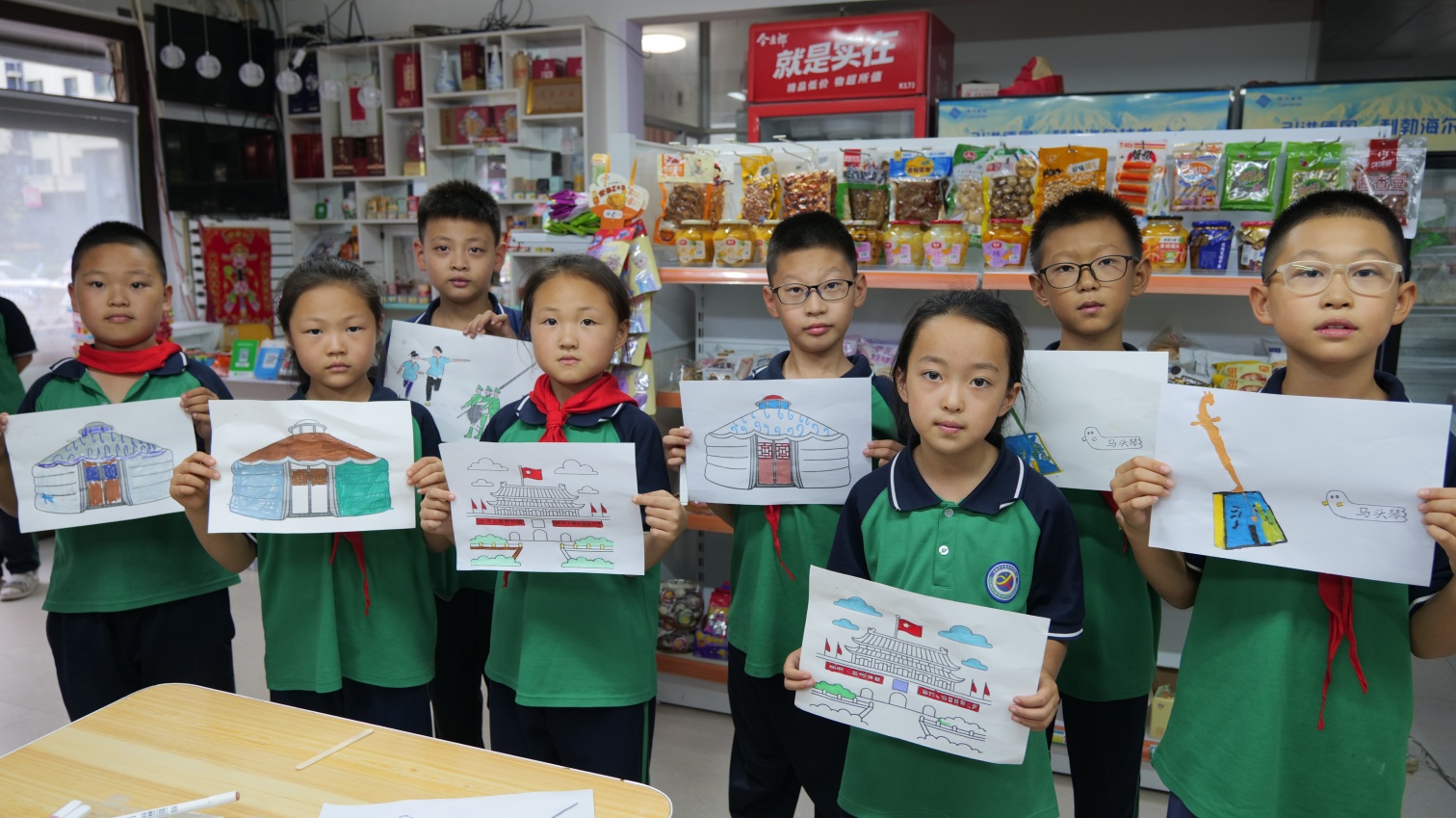 1756950042682871.jpg 元宝山区草原蓝哈达协会、新天地社区关工委组织儿童观看大阅兵活动照片7_副本.jpg