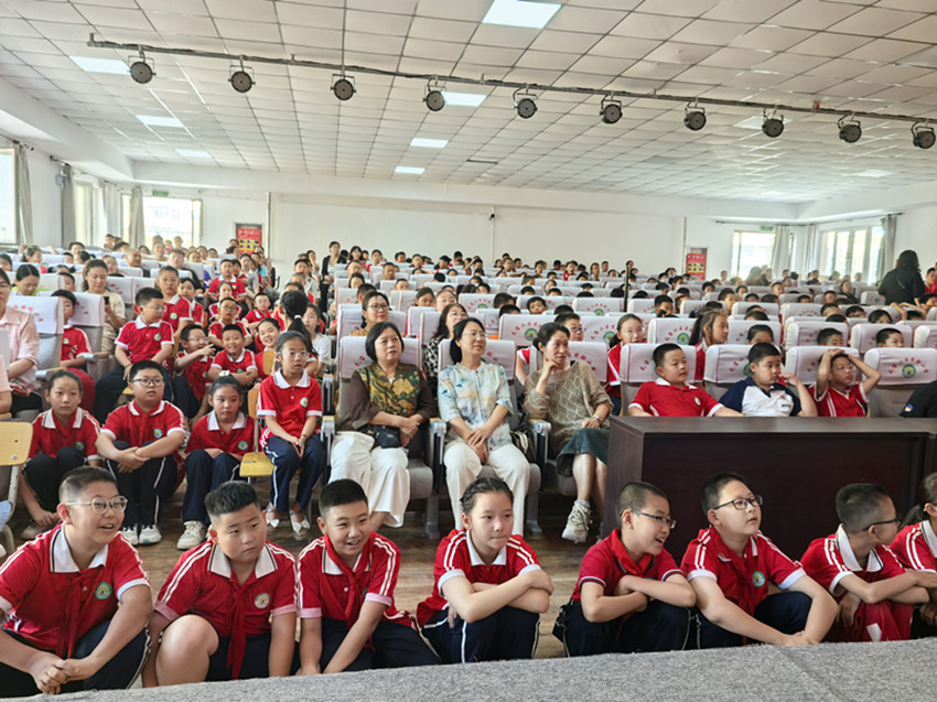 1757058689636201.jpg 元宝山区实验小学观看9.3阅兵仪式照片12_副本.jpg