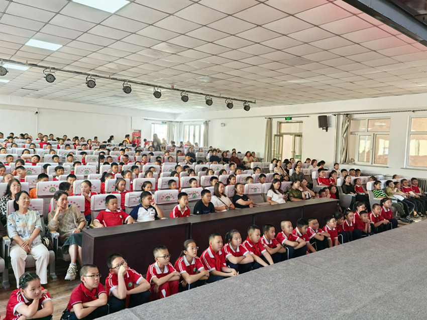 1757058946342818.jpg 元宝山区实验小学观看9.3阅兵仪式照片2_副本.jpg