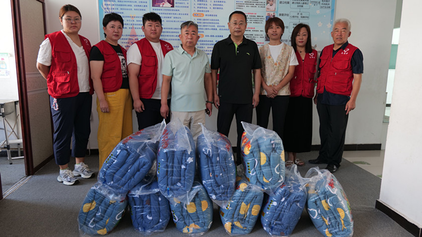 草原蓝哈达协会关工委“将抗战往事，赠御寒棉被”活动照片1_副本.jpg