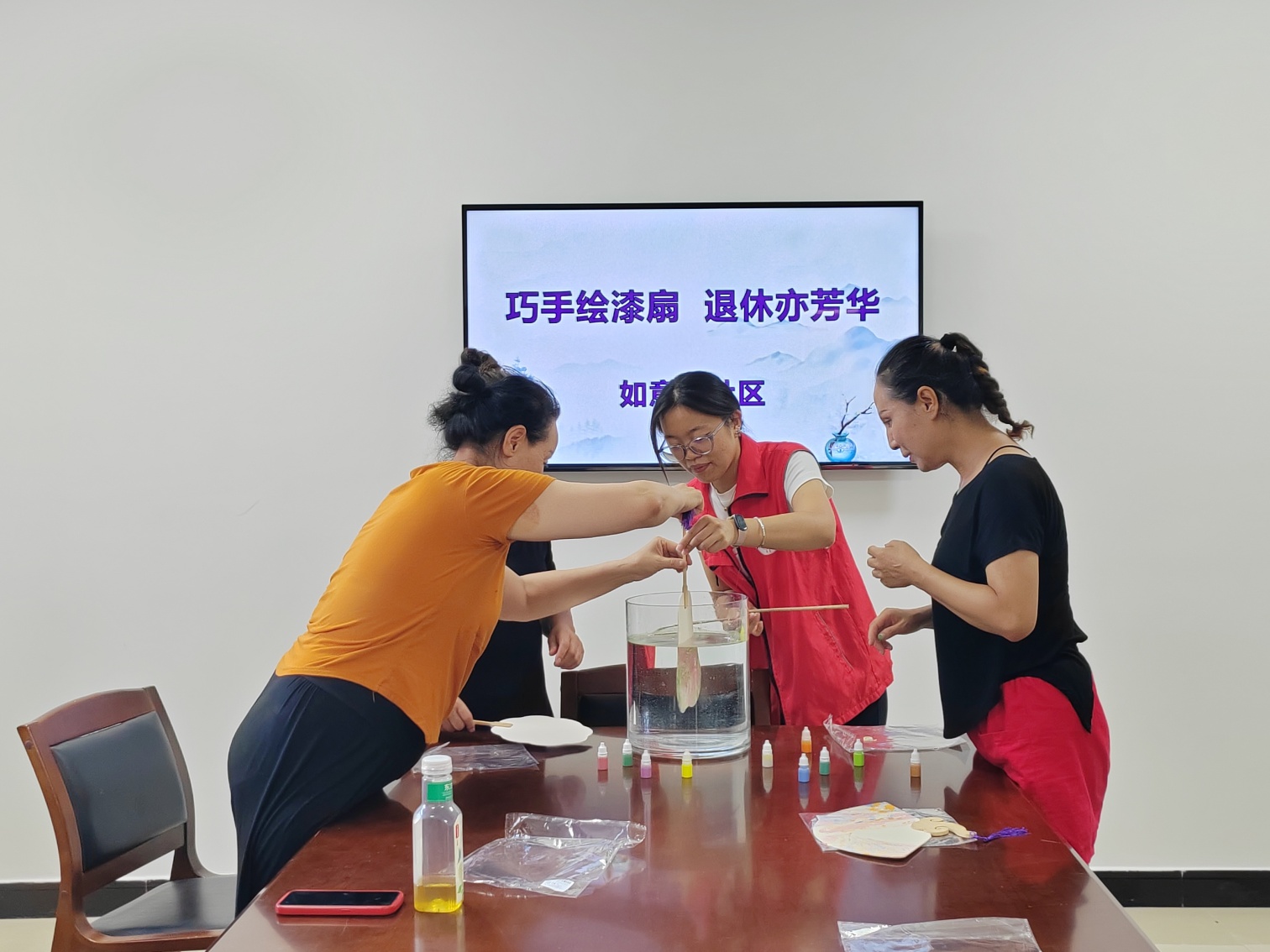 1757472648336024.jpg 元宝山区西城街道如意东社区关工委教师节非遗活动照片1_副本.jpg