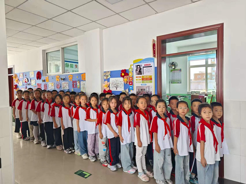 1757837247566869.jpg 元宝山区平矿二小融合路队展风采 文明习惯育新人活动照片6_副本.jpg