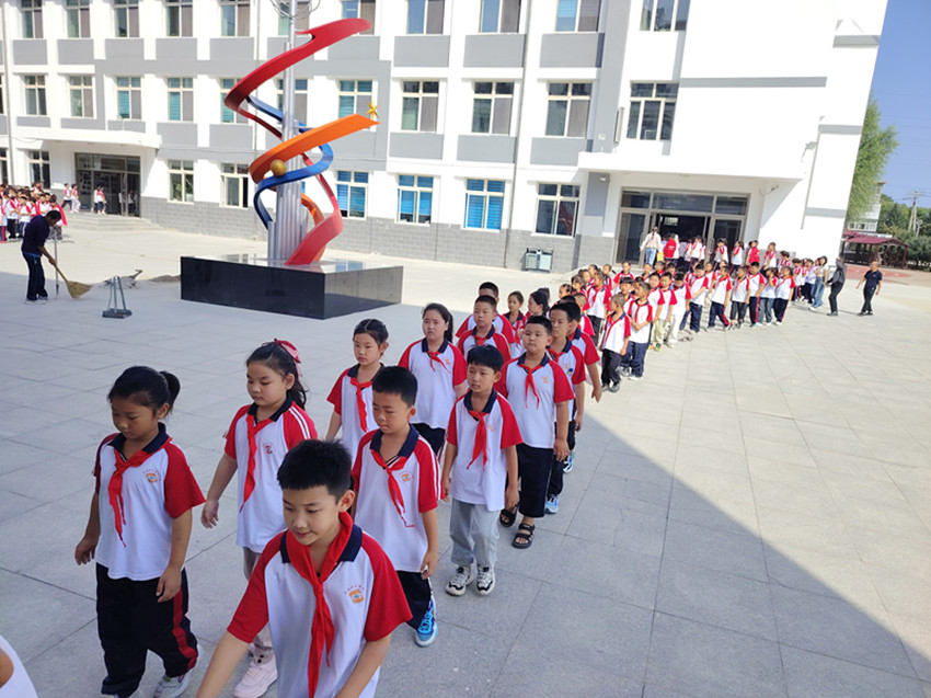 1757837276199160.jpg 元宝山区平矿二小融合路队展风采 文明习惯育新人活动照片4_副本.jpg