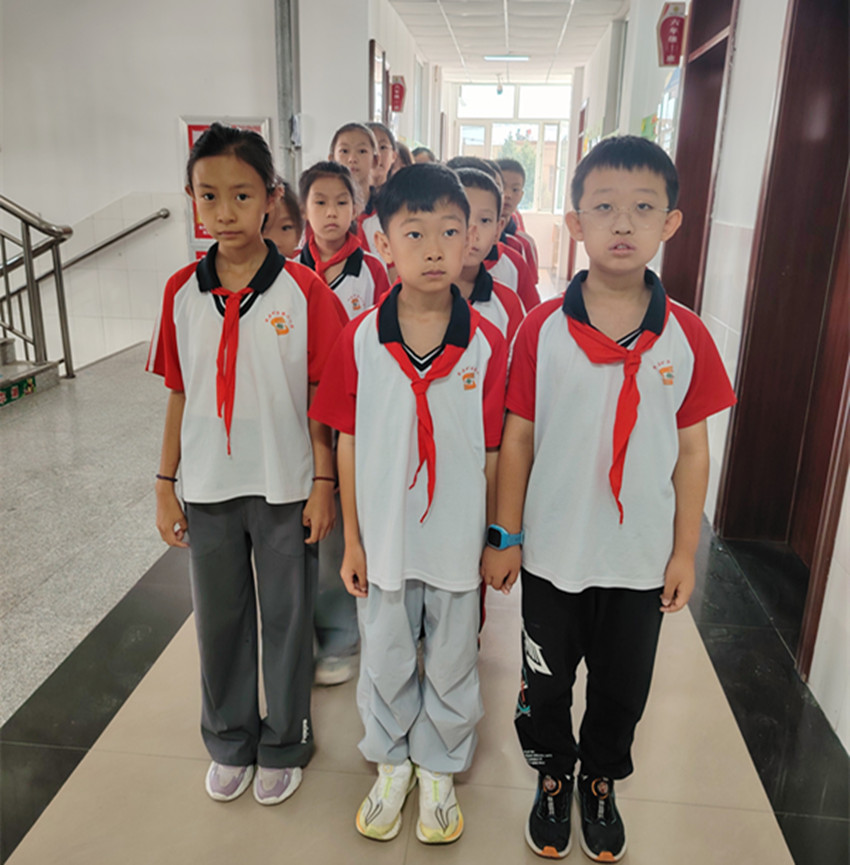 1757837318737004.jpg 元宝山区平矿二小融合路队展风采 文明习惯育新人活动照片11.jpg