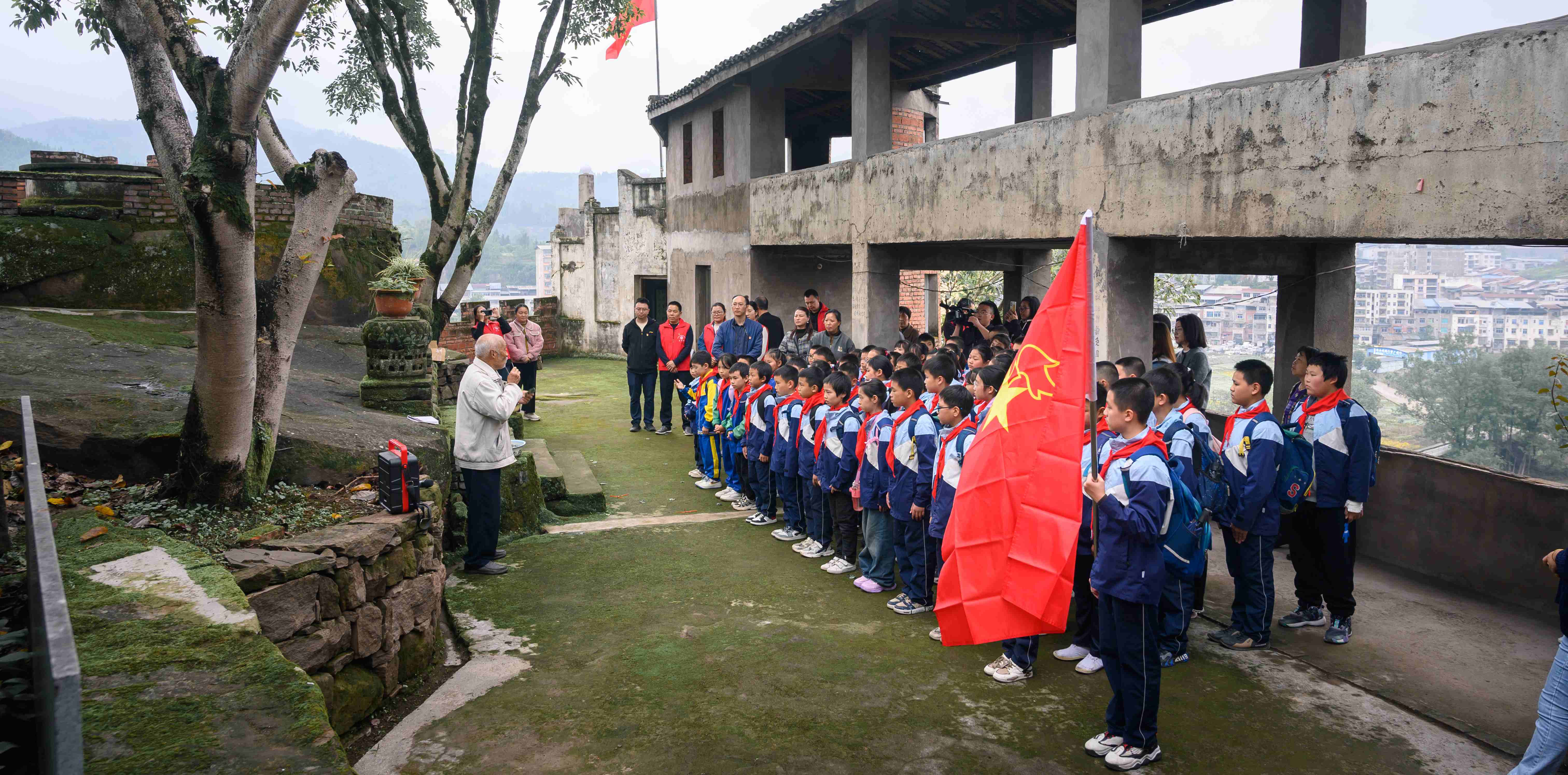 1758075594471797.jpg 重庆市开州区关工委、南门镇关工委组织开展纪念革命烈士主题活动,“五老”志愿者为花林小学少先队员讲述革命烈士冉思源的事迹(1)(1).jpg