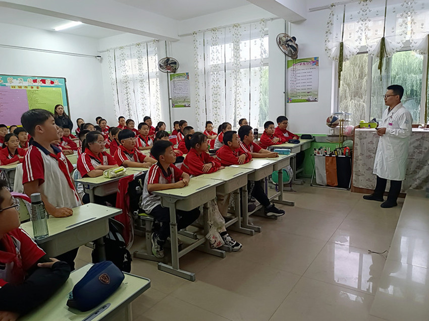 平旷二小关工委中医药进校园活动照片15_副本_副本.jpg