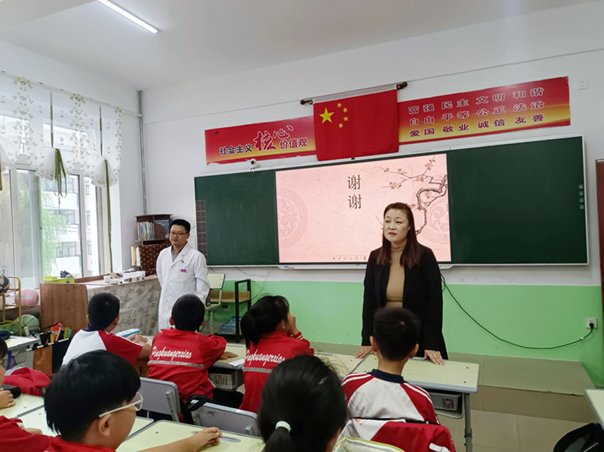 平旷二小关工委中医药进校园活动照片1_副本.jpg