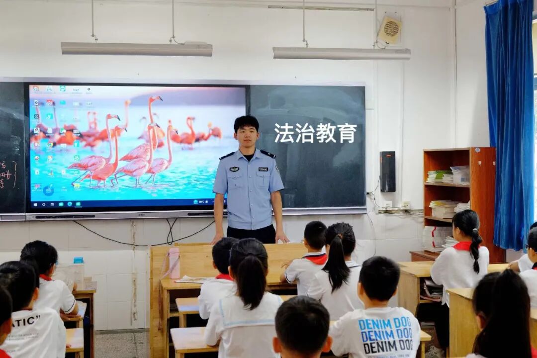 1759047224943537.jpg 法育未来 护航成长.jpg