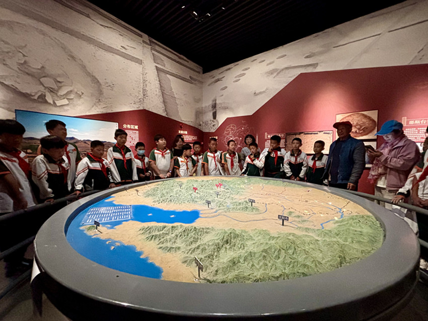 马林小学“探红山文化根脉 绘民族团结画卷”研学活动照片4_副本.jpg