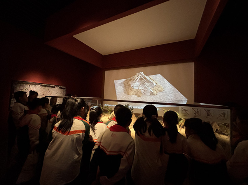 马林小学“探红山文化根脉 绘民族团结画卷”研学活动照片7_副本.jpg