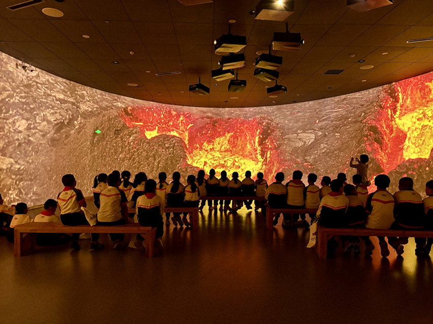 马林小学“探红山文化根脉 绘民族团结画卷”研学活动照片9_副本.jpg