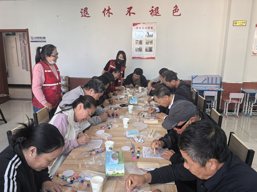 1759196142184974.jpg 西城街道王府社区巧手制灯贺华诞 红歌嘹亮颂盛世活动照片2_副本.jpg