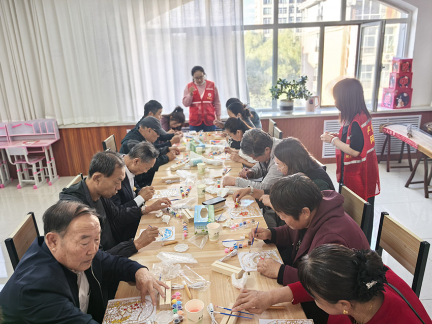 1759196251400863.jpg 西城街道王府社区巧手制灯贺华诞 红歌嘹亮颂盛世活动照片5_副本.jpg