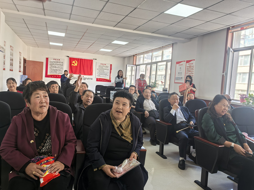 1759196353967639.jpg 西城街道王府社区巧手制灯贺华诞 红歌嘹亮颂盛世活动照片4_副本.jpg