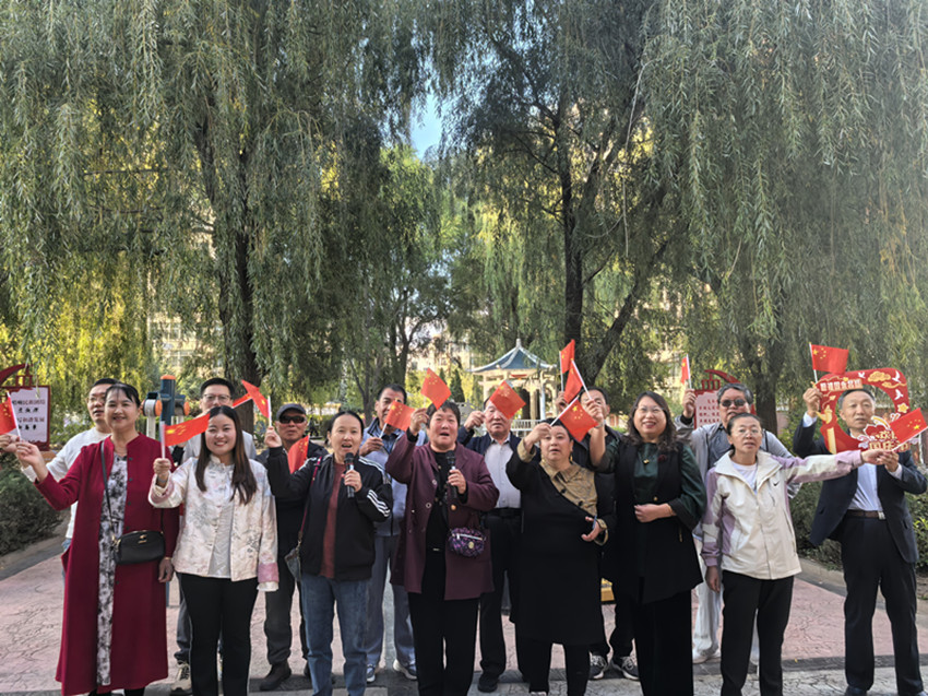 1759196395493126.jpg 西城街道王府社区巧手制灯贺华诞 红歌嘹亮颂盛世活动照片1_副本.jpg