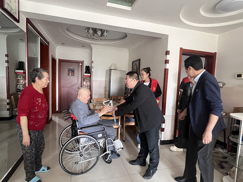 1759306293734245.jpg 西城街道新天地社区中秋。国庆双节慰问活动照片1_副本.jpg