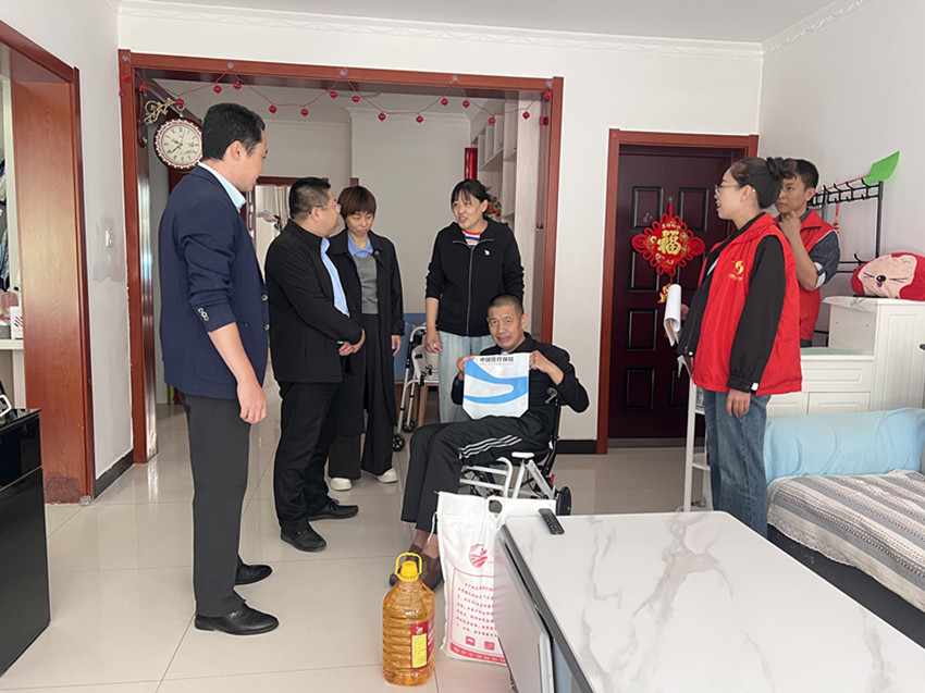 1759306320557296.jpg 西城街道新天地社区中秋。国庆双节慰问活动照片2_副本.jpg