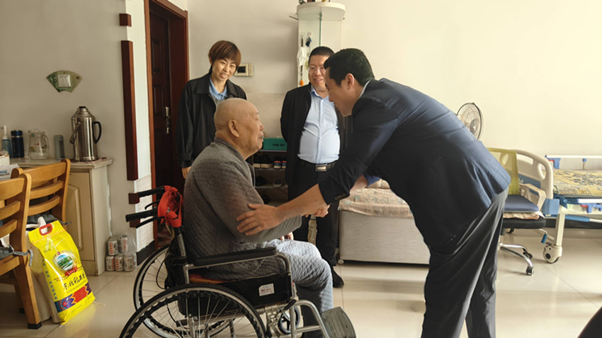 1759306358100927.jpg 西城街道新天地社区中秋。国庆双节慰问活动照片3_副本.jpg