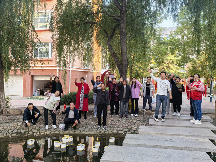 西城街道王府社区酥饼含甜迎皓月 河灯焕彩庆中秋活动2_副本.jpg