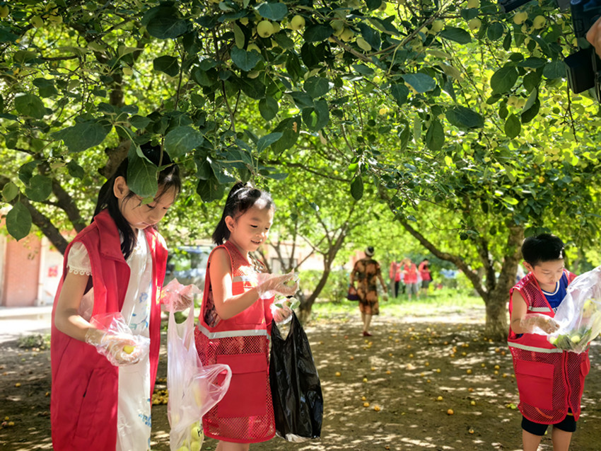西城街道王府社区酥饼含甜迎皓月 河灯焕彩庆中秋活动1_副本.jpg