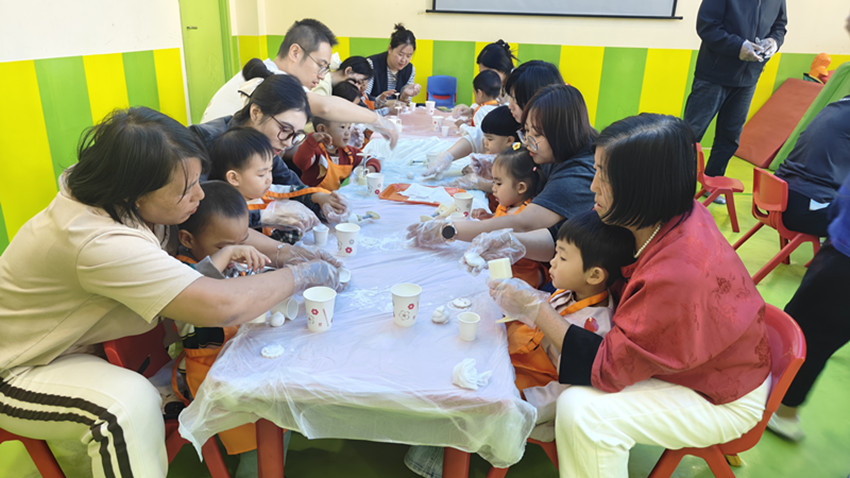 1759737674783717.jpg 西城街道新天地社区“情满中秋 欢度国庆”亲子活动照片2_副本.jpg