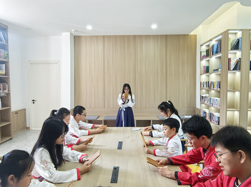 1760165452698015.jpg 西城街道王府社区“国学竞赛显真才 诗会雅集聚贤童”活动照片5_副本.jpg