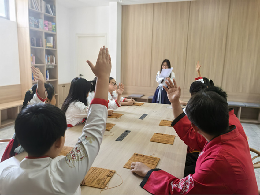 1760165483753868.jpg 西城街道王府社区“国学竞赛显真才 诗会雅集聚贤童”活动照片1_副本.jpg