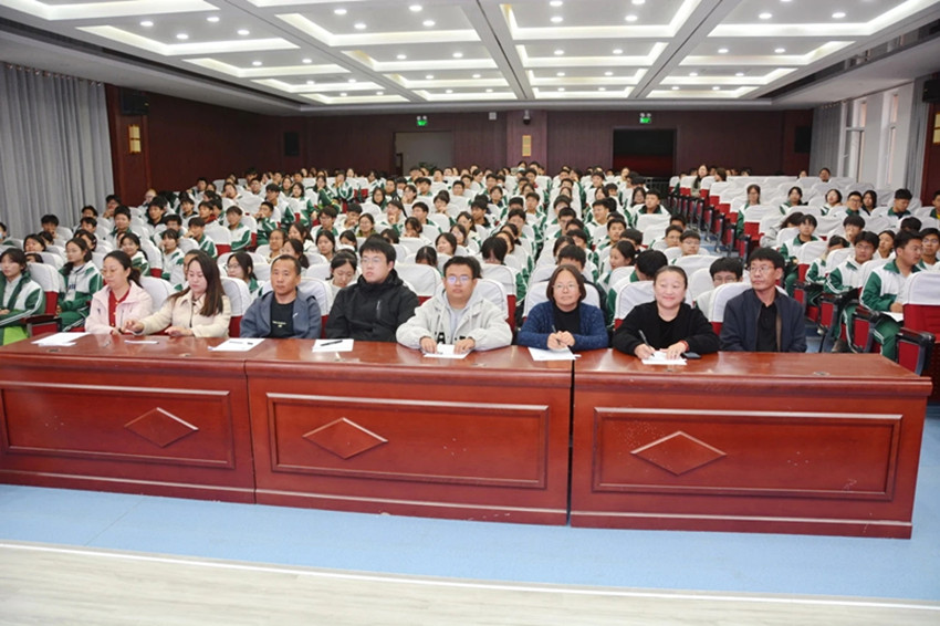 1760406666132709.jpg 平煤高中“书香悦读 筑梦成长”读书分享会照片2_副本.jpg