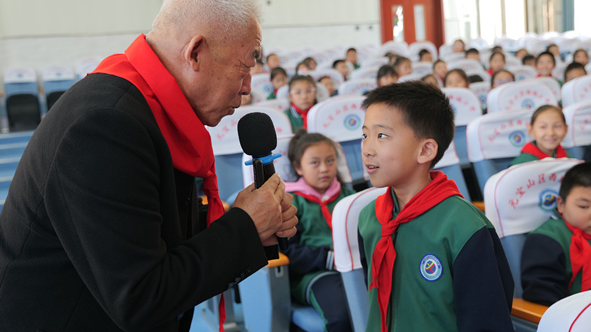 1760492157817607.jpg 西城小学关工委开展“建队日里忆峥嵘 ‘五老”’红色课堂点亮少年心”活动照片3_副本.jpg