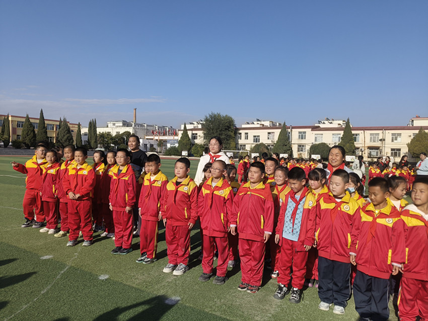 元矿小学”家校携手育新苗 尚美润心共成长“建队日活动照片1_副本.jpg