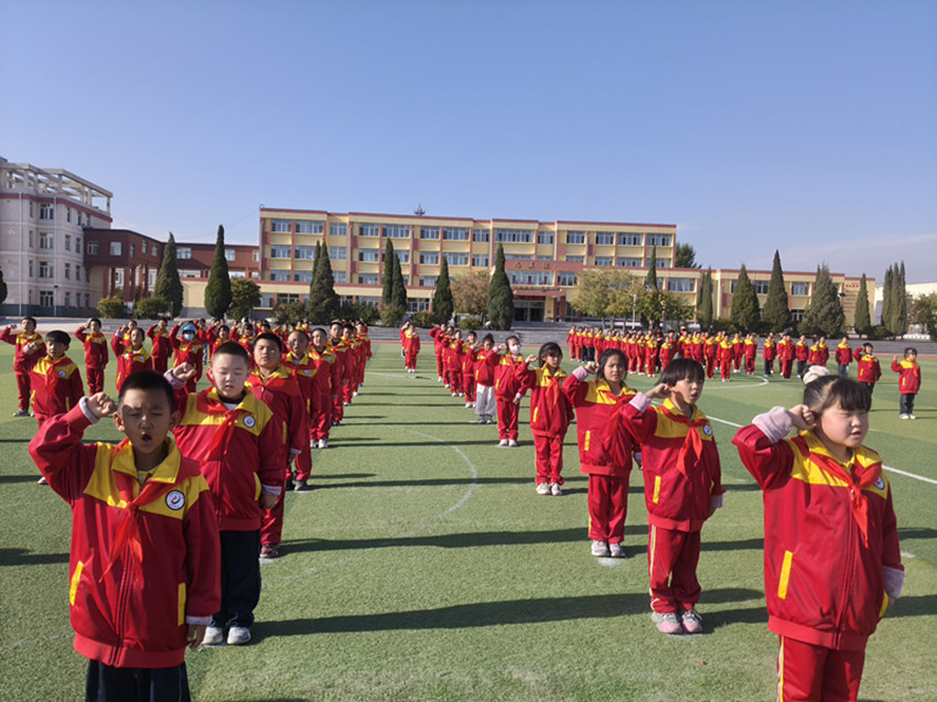 元矿小学”家校携手育新苗 尚美润心共成长“建队日活动照片7_副本.jpg